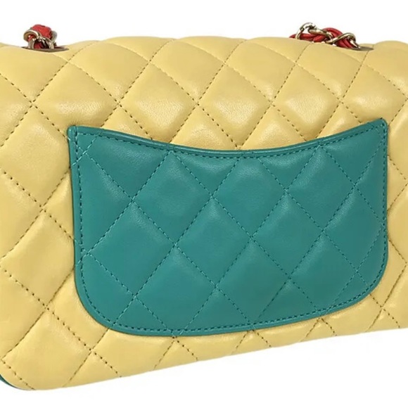 Chanel matrassie block color omg worn once had everyone looking at this stunner - Picture 3 of 12